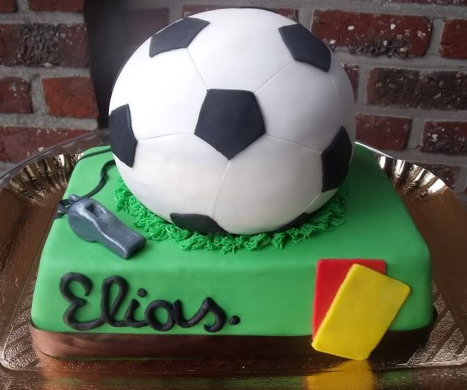 http://i878.photobucket.com/albums/ab342/stijnt/voetbaltaart.jpg