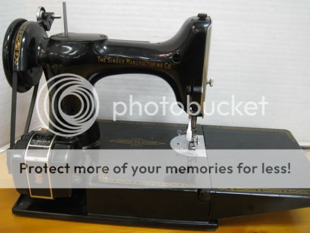 Vintage Singer Sewing Machine Featherweight